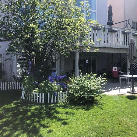Hamptons Rose Garden Family! YYC Exterior foto