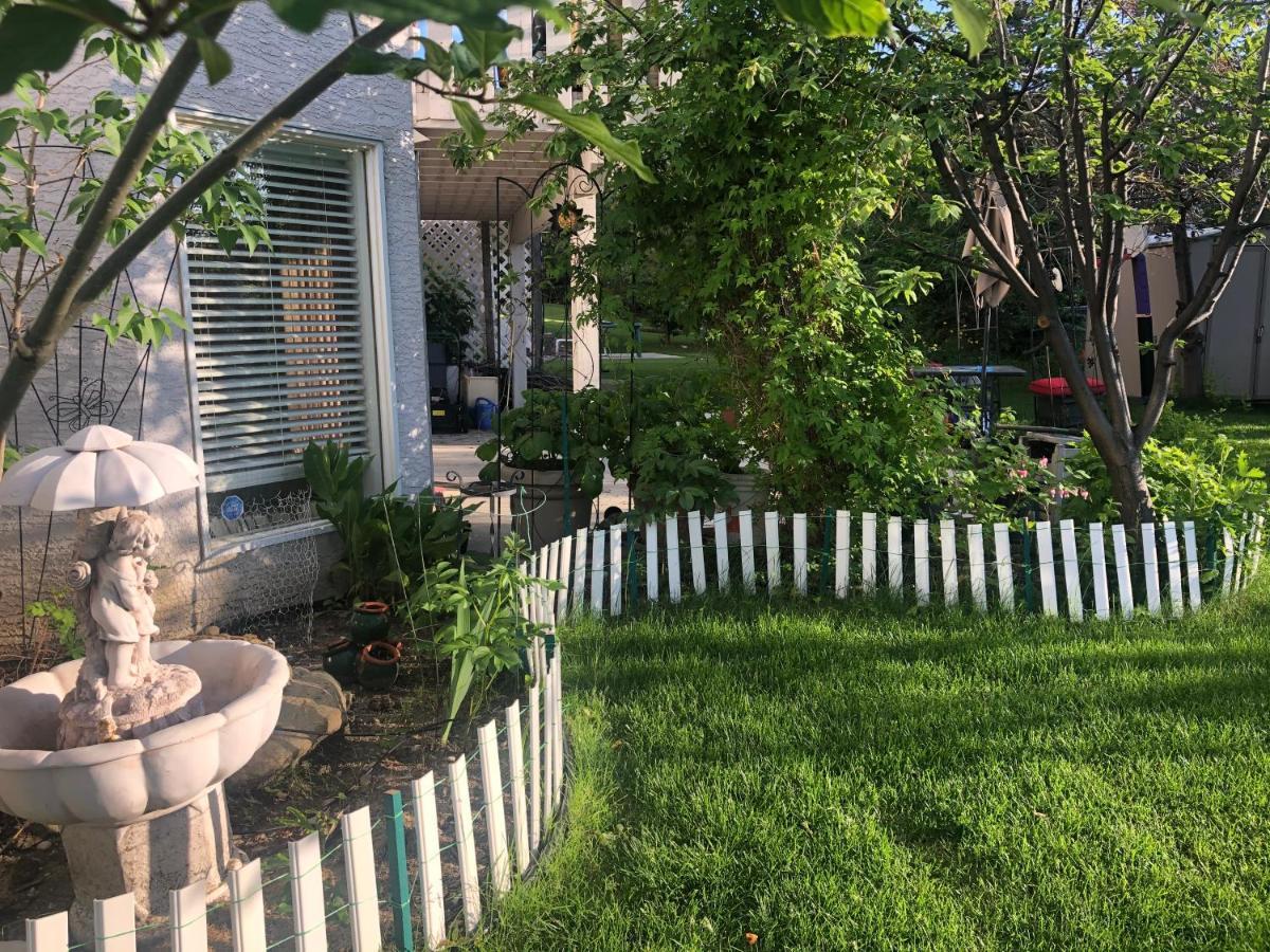 Hamptons Rose Garden Family! YYC Exterior foto