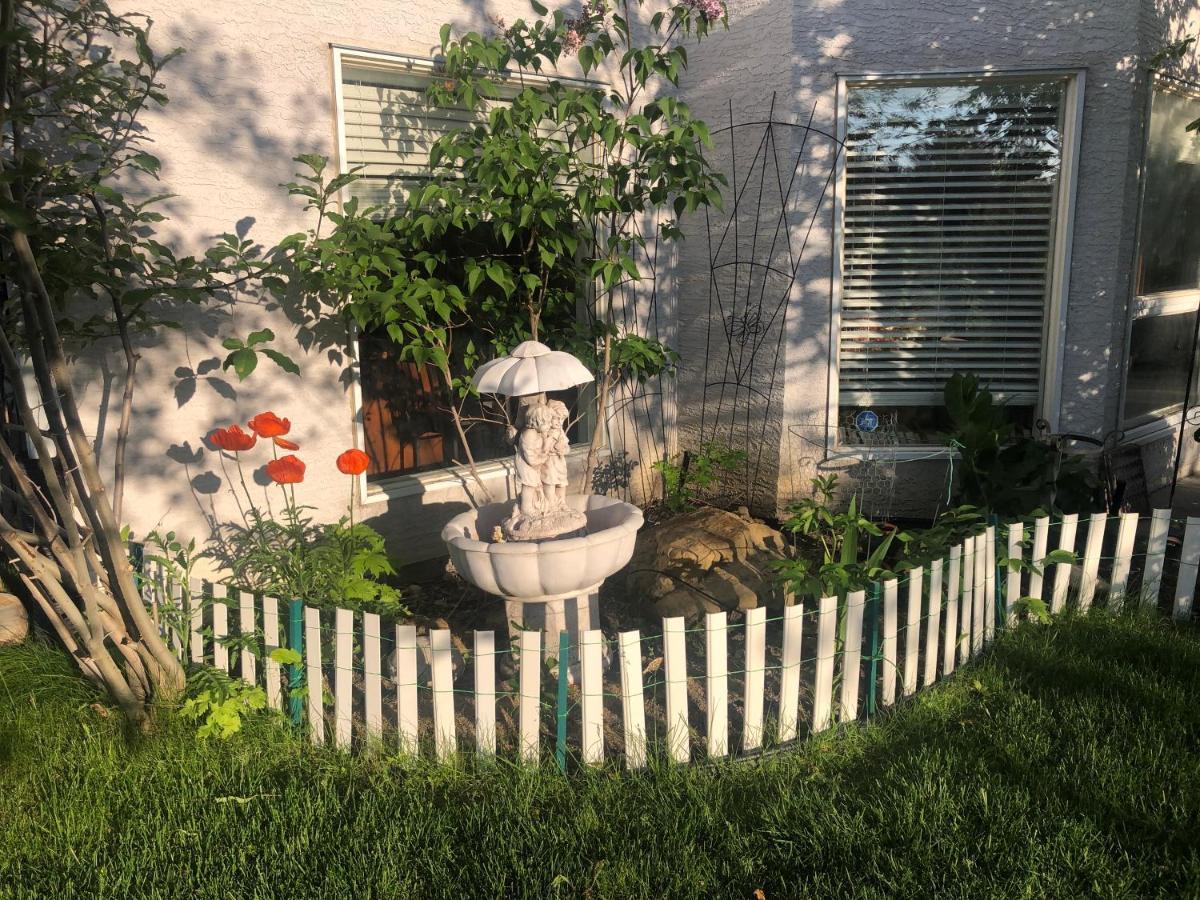 Hamptons Rose Garden Family! YYC Exterior foto