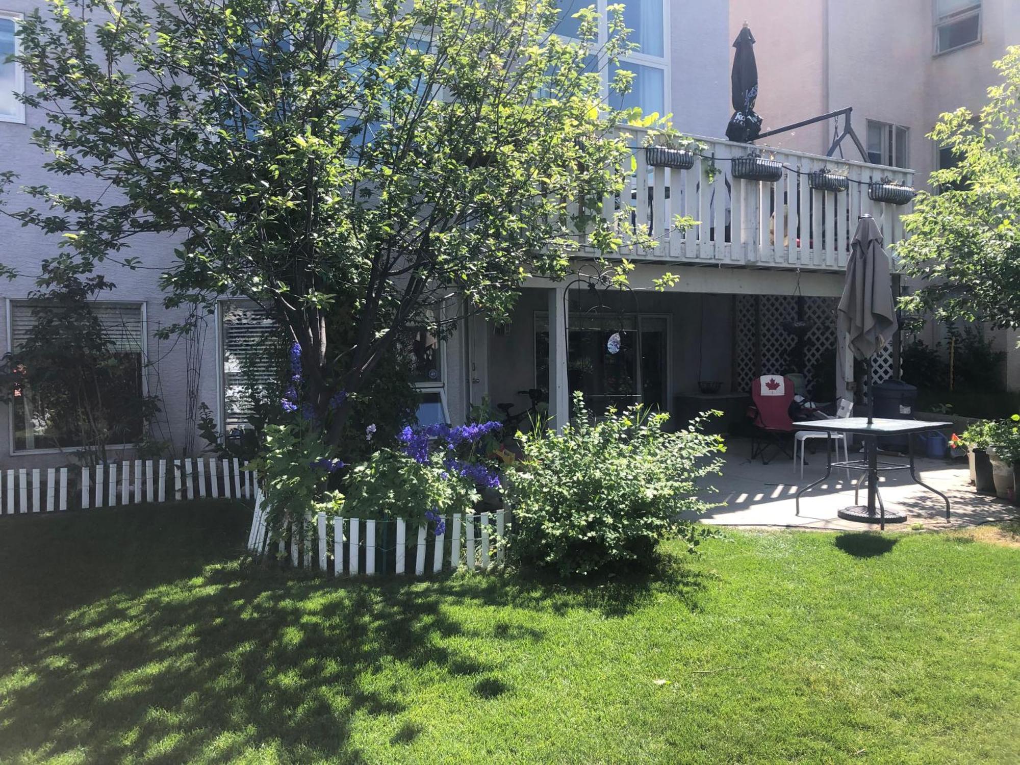Hamptons Rose Garden Family! YYC Exterior foto